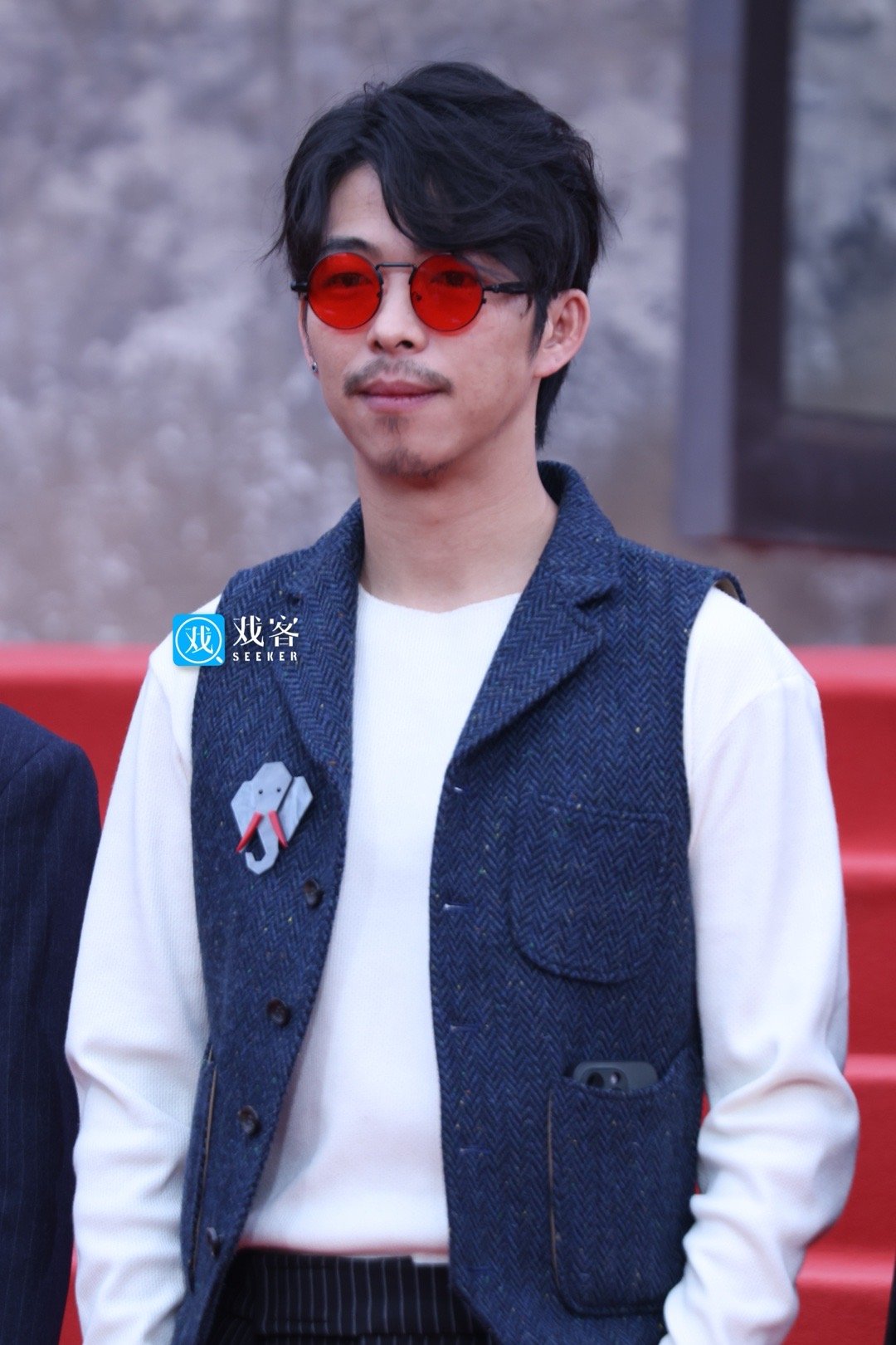 【戏客现场】章宇#平遥之夜红毯# 同《“小”人物》剧组亮相生图📸很特别的红色墨