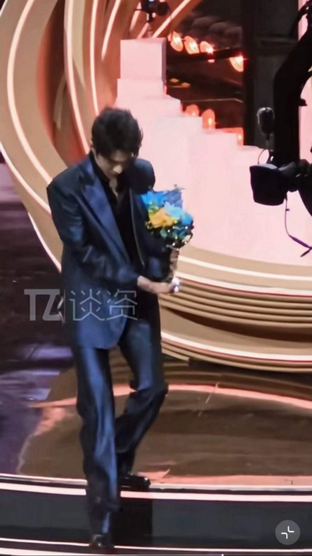 是看到花束滴水担心别人滑倒本能用手接住的人，是本来就很好的人 