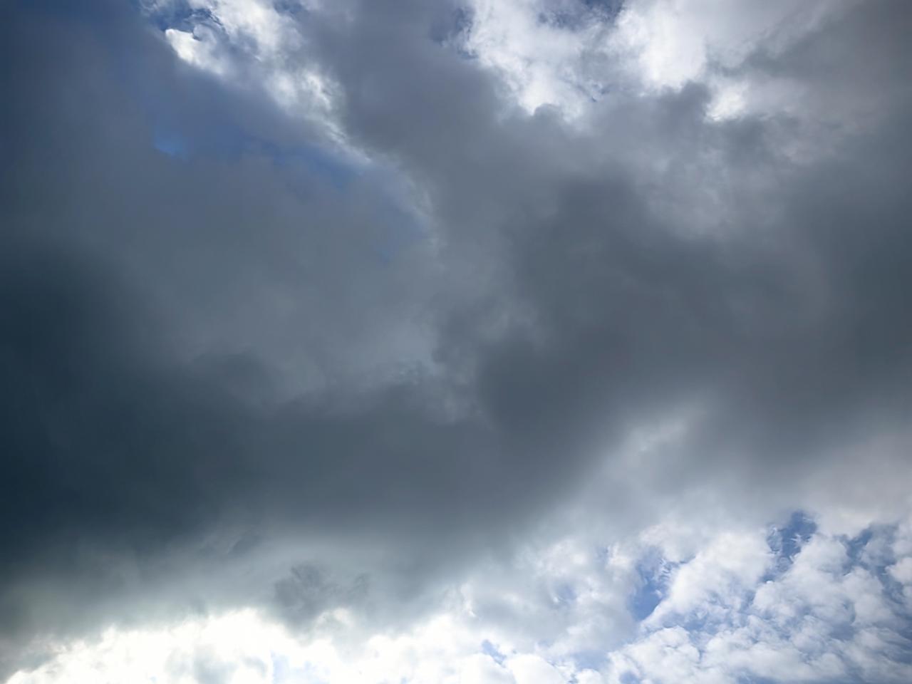 乌云密布，雷雨天来了！

带定位晒今日生活
我的今日状态：😁轻松愉快
我这里的