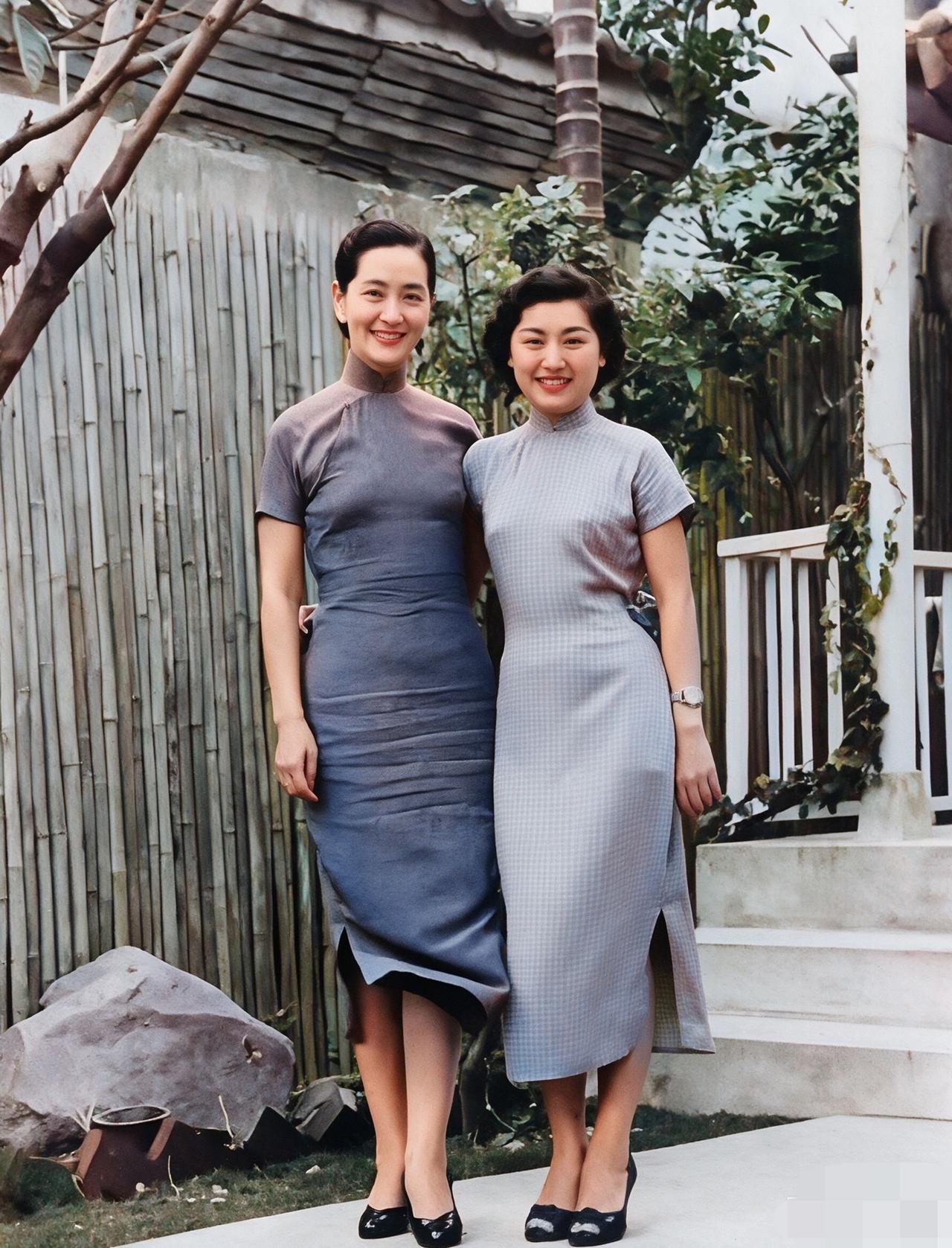 1947年，两位旗袍美女的合影，你看右边的微胖女孩，蒋经国追了一辈子，她是谁？