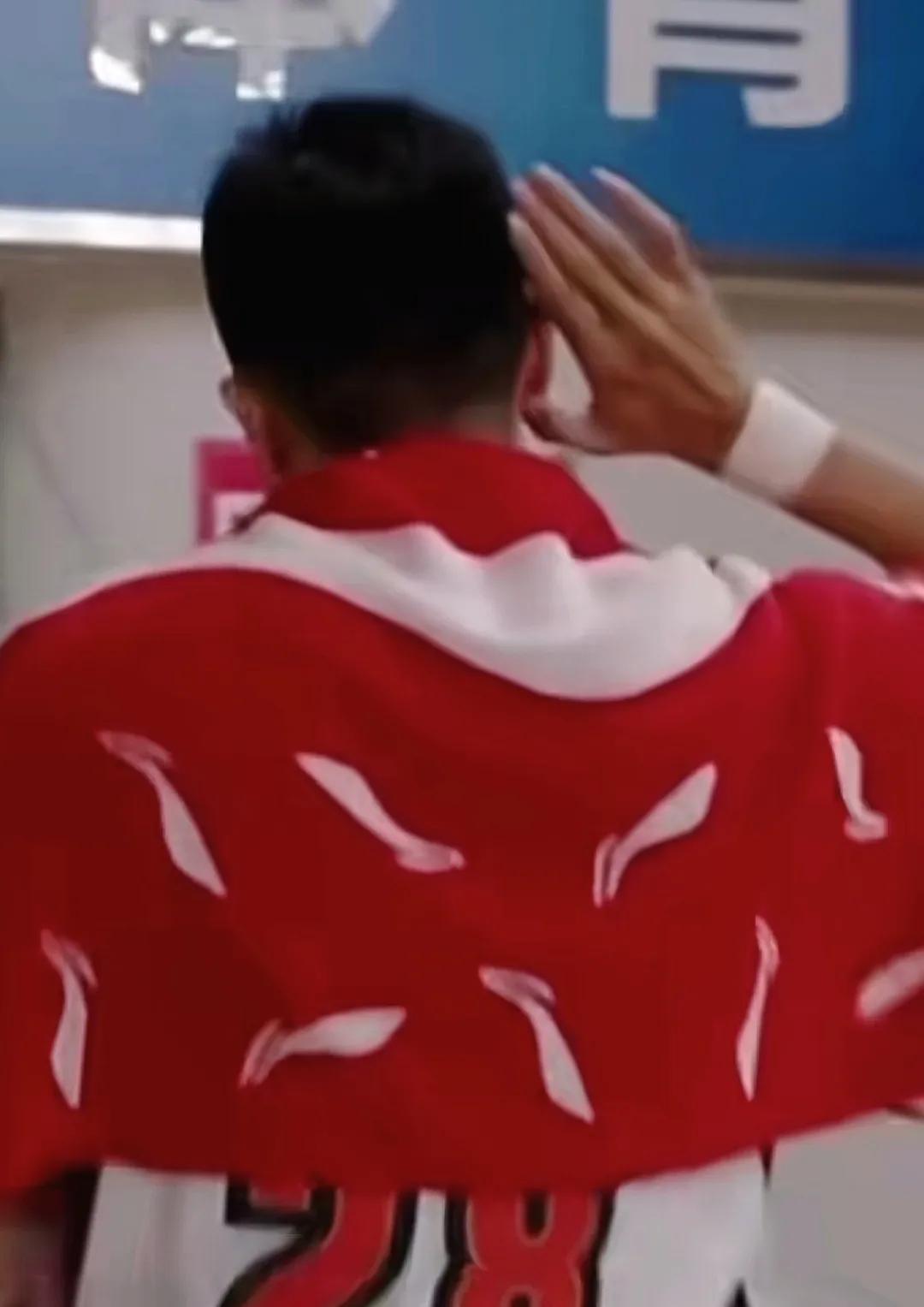 此刻，王少杰的背影是高大的。
一般球队来到山西主场，心惊肉跳。
其球迷素质不敢恭