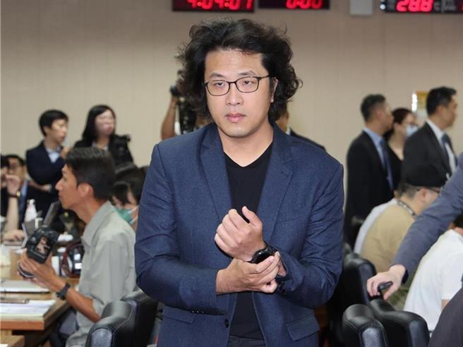 国民党主席郑丽文访问大陆，今天两党领导人正式会面，民进党立委沈伯洋今（10日)在