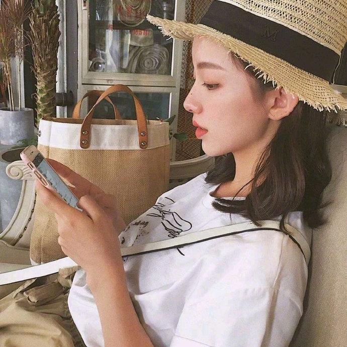 人生在世，委屈、烦难、辛酸，都是难免，重要的是你得翻过去，因为推开暗壁，对面总还