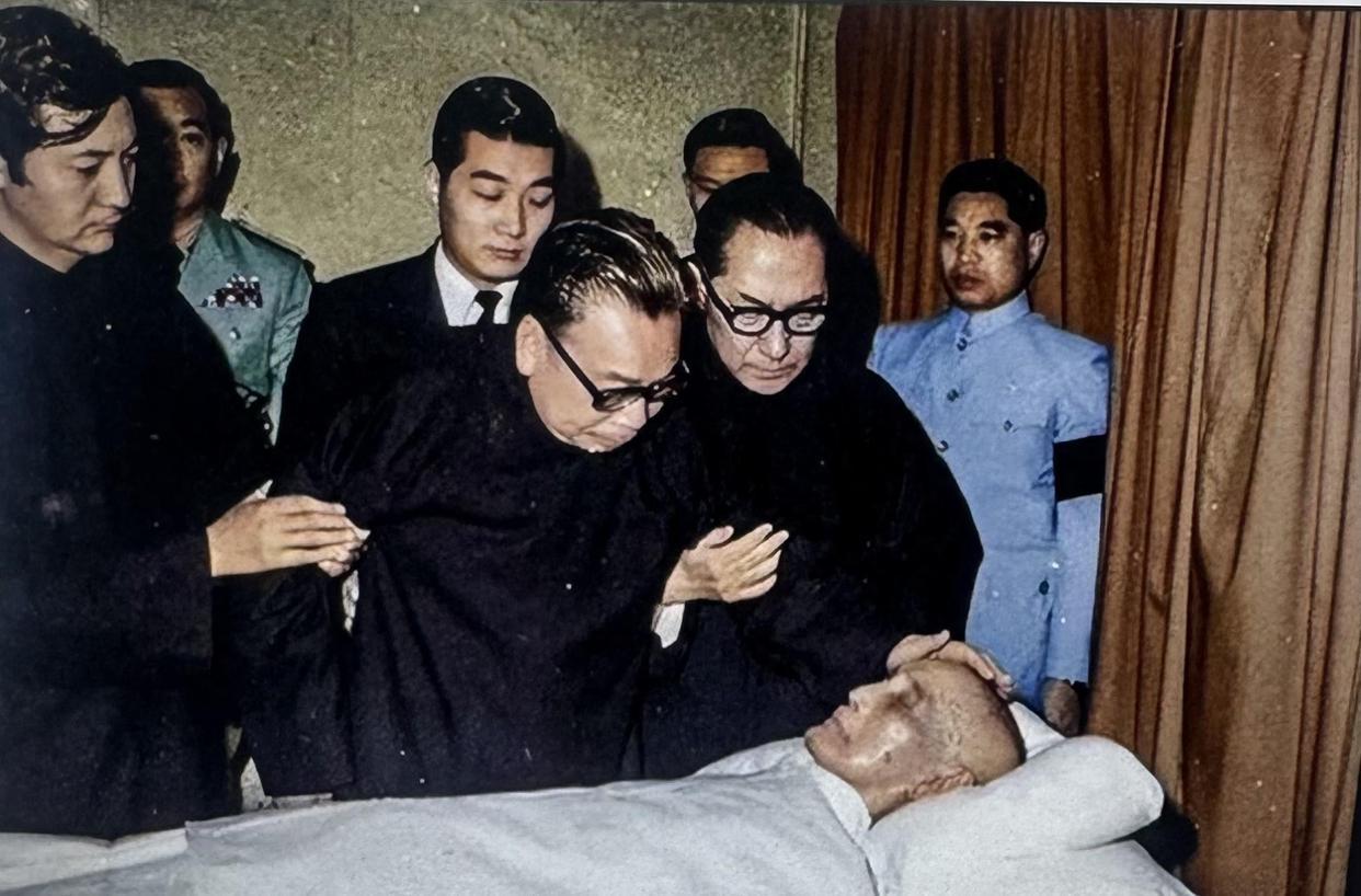 1975年4月5日，蒋介石在台北逝世，照片是蒋经国等人向遗体告别的场景。

19