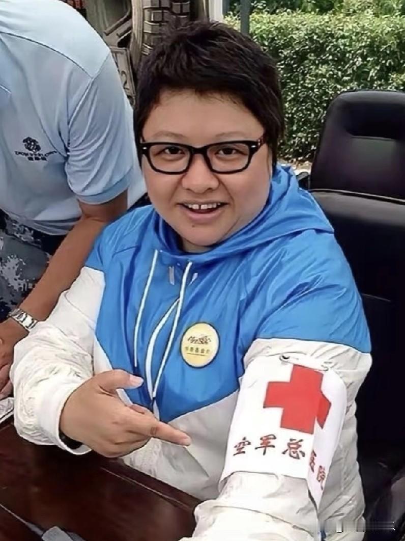 出于好奇，查了下韩红的身世
不查不知道，一查吓一跳
原来她根本不是普通人家的孩子