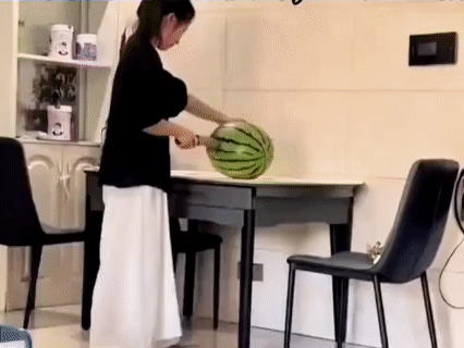 一个西瓜🍉承担了所有！
女子与丈夫刚吵完架，切西瓜的手法太绝了，毫无技巧全是情
