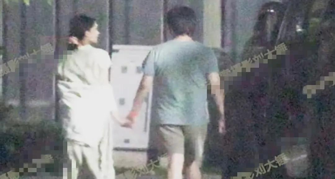 刘大锤爆的爆剧女星是任敏与一男子手牵手在一起散步，而且十分亲密，还透露说该男子还