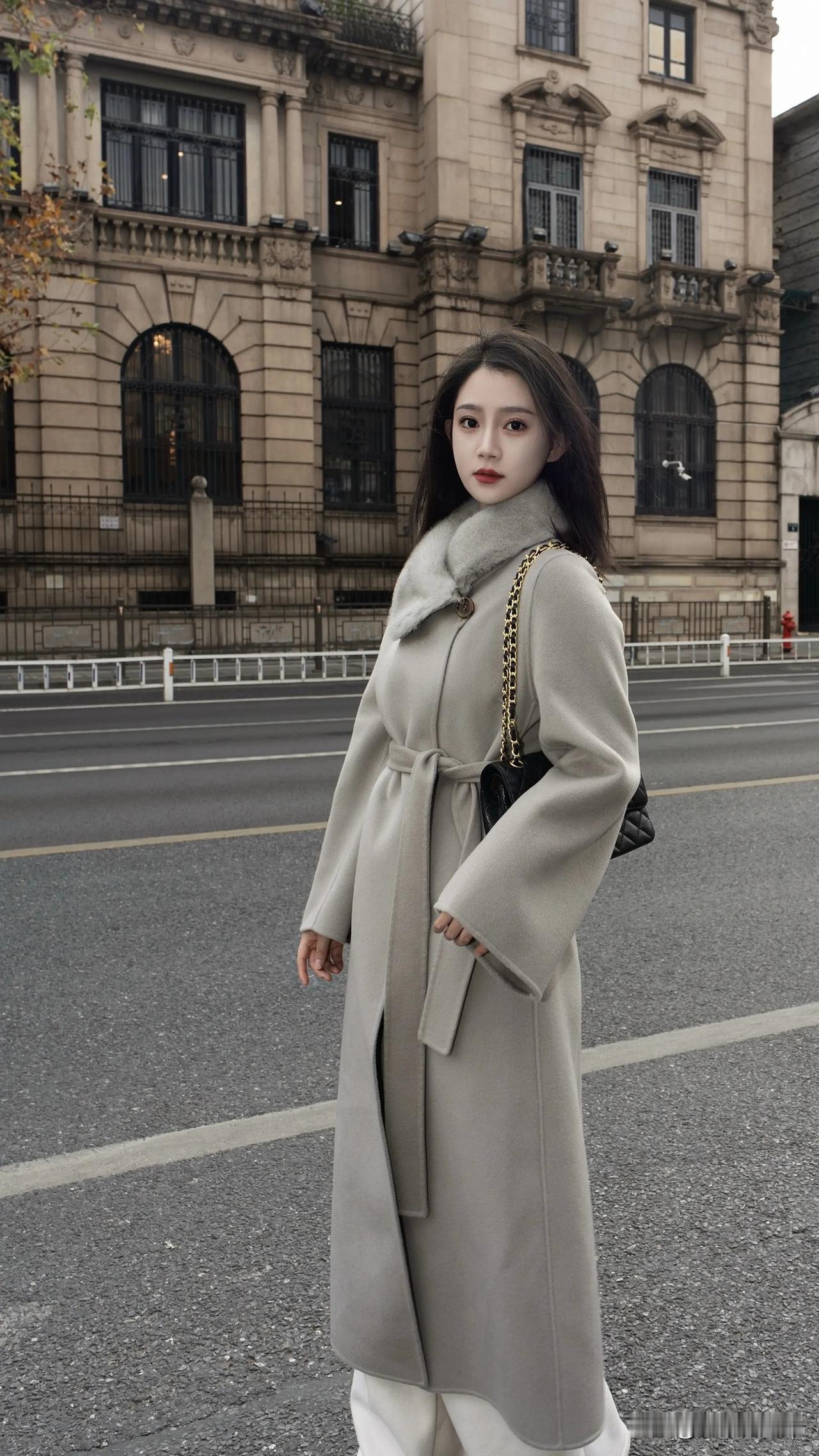 温柔到骨子里的秋冬穿搭，浅灰大衣配毛领太显贵气穿搭 大衣灰色穿搭