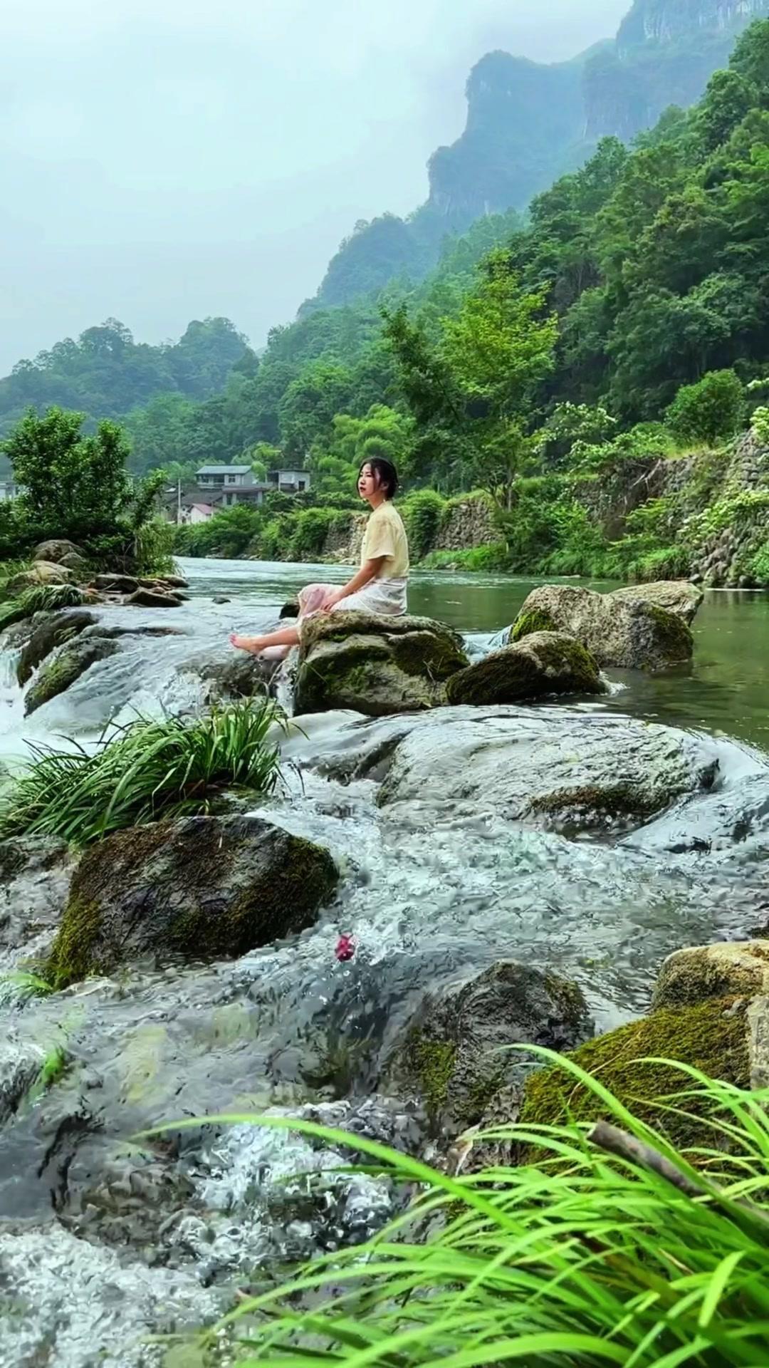 🌿顺着山间风的方向往前走，耳边是潺潺流水声，脚步不自觉就慢了下来。不用赶行程不