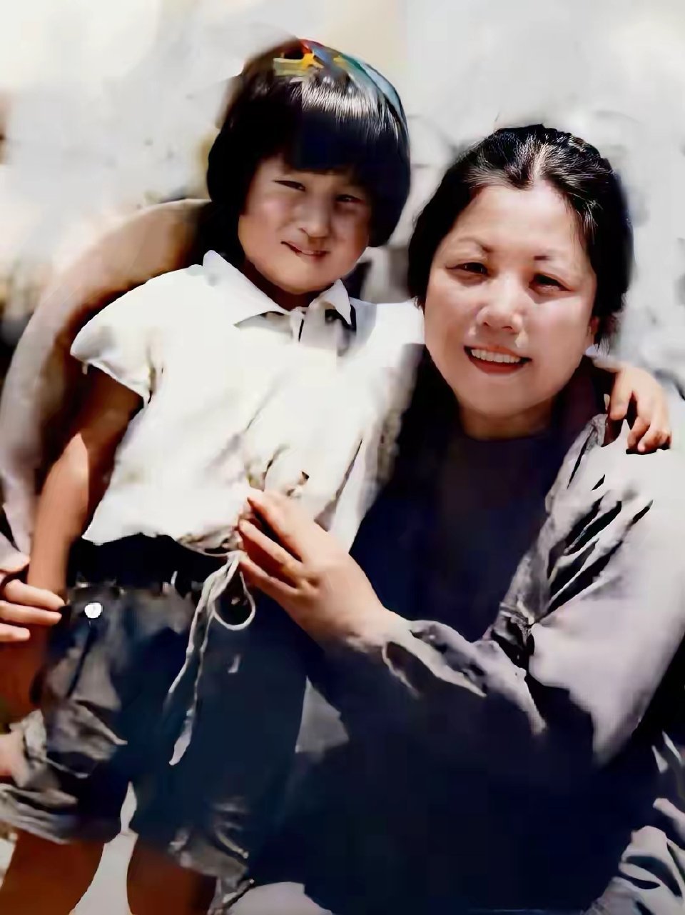 这张珍贵老照片，定格了1947年转战陕北的艰苦岁月。邓颖超同志带着年幼的李讷，在