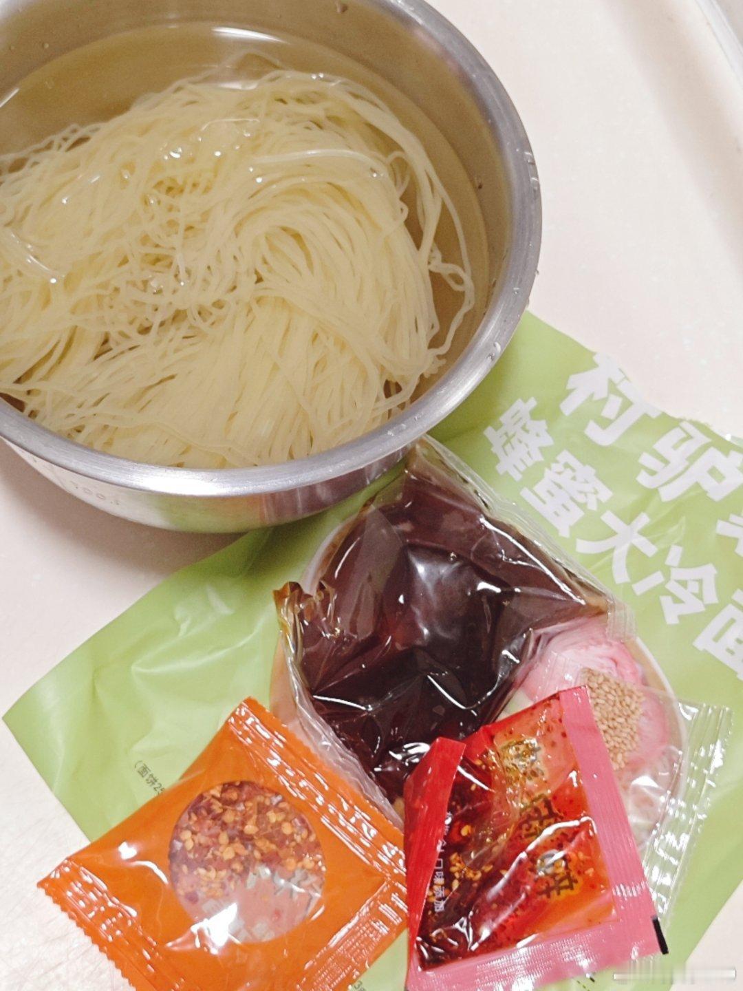 准备好了明天早上要吃的冷面包装袋千万不能扔要不还得现上垃圾桶里翻 