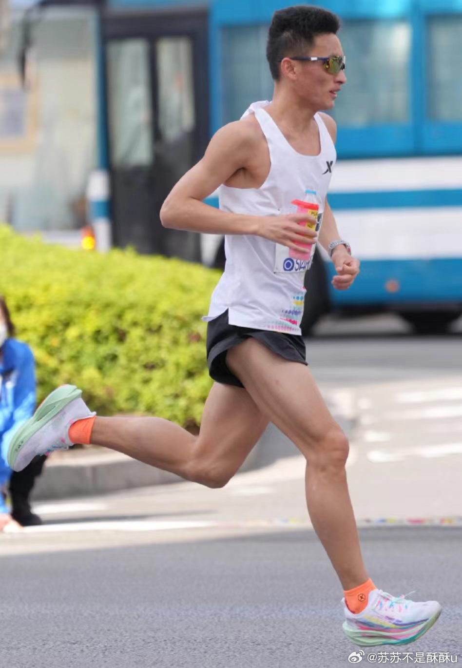 丰配友打破全国马拉松纪录冲线看到他脚上的特步，真的破防。从被嘲国产不行，到三年四
