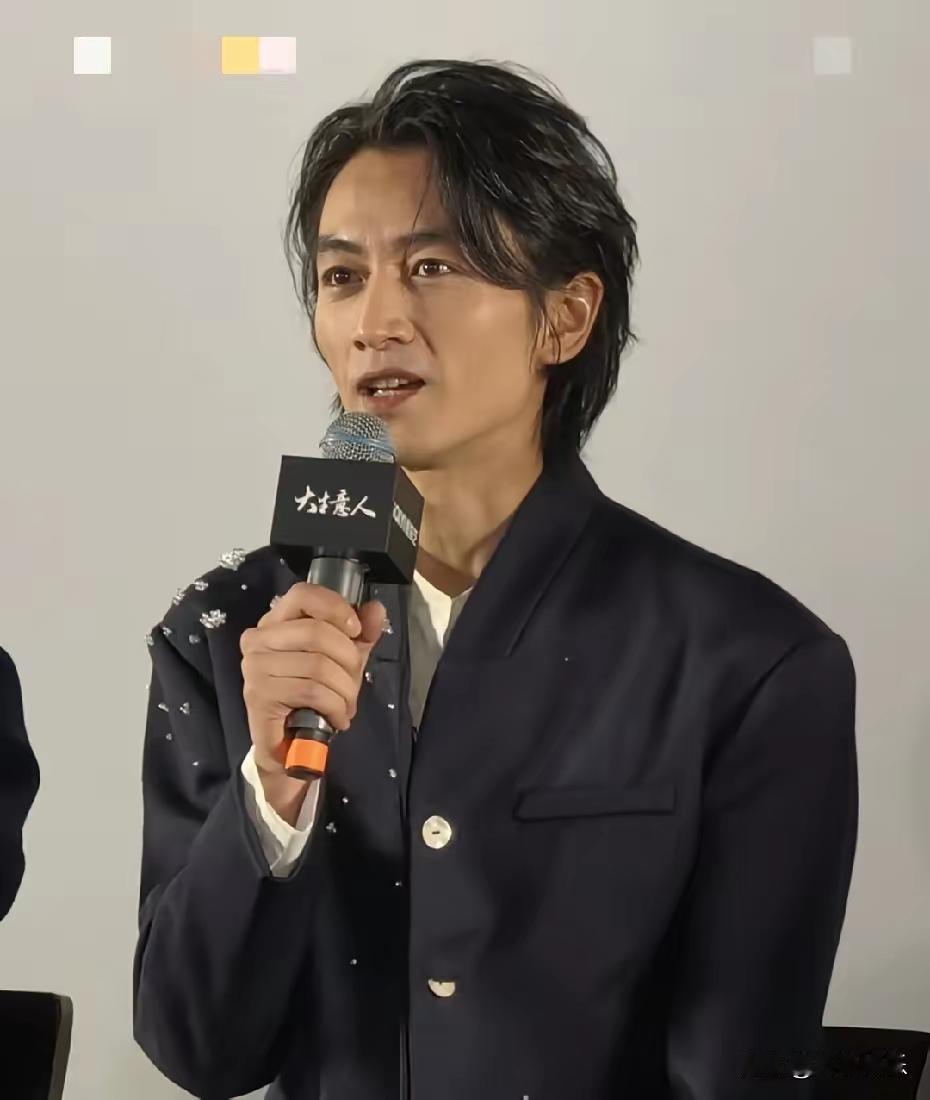 看了陈晓这造型，便明白他为何在短时间内暴瘦到脱相。唯有热爱艺术、尊重观众且敬畏剧