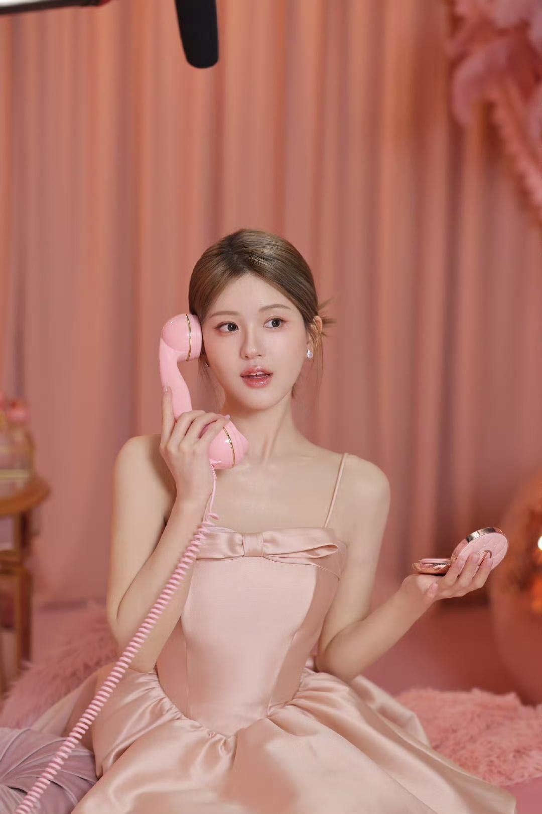 娱乐[超话]赵露思水蜜桃look赵露思粉色芭比裙赵露思水蜜桃look，宝贝是香香