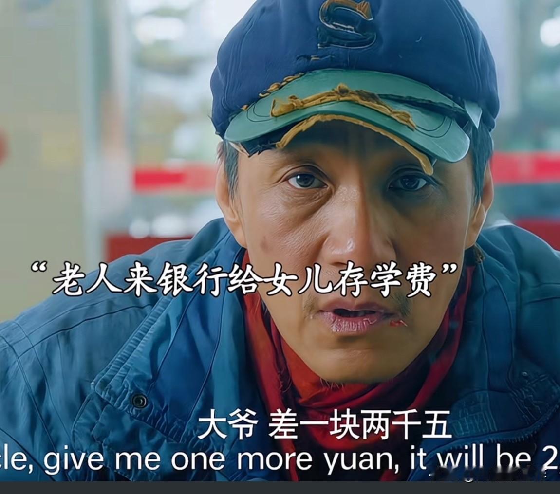 拾荒老人吃饭因少1块钱被老板绑在了桌子山，1陌生小伙看到后拿出100元给老人解绑