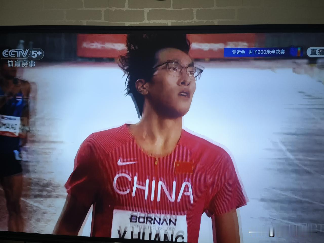 施君豪200米退赛，说是为了保男子4x100米接力；
朱俊颖200米退赛，也说是