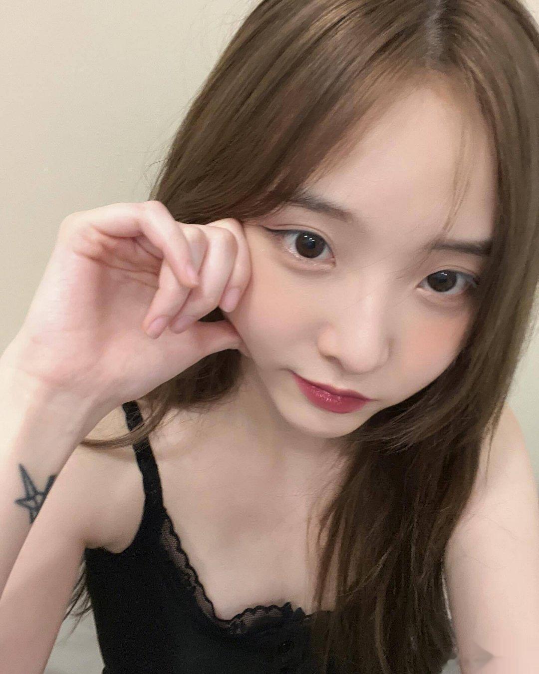 #硬糖少女303##郑乃馨# 今日份糖妹新鲜物料郑乃馨IG更新分享自拍一组Nen