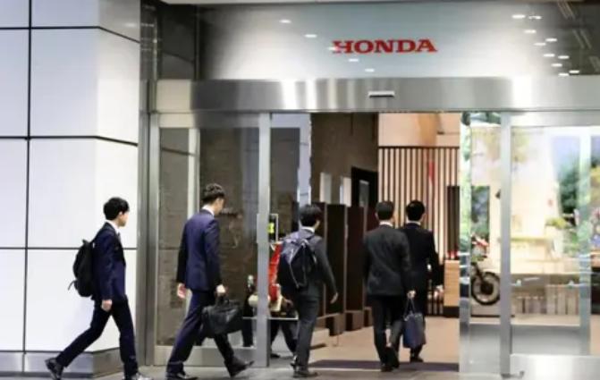 [下雨]本田的 “至暗时刻”：69 年首亏、销量腰斩，日系技术宅为何在新能源时代
