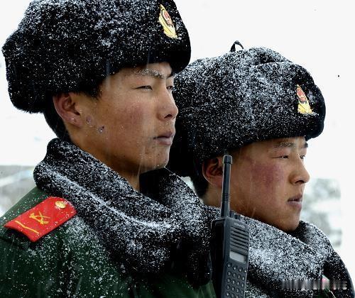 2026年7月1日， 一条关于喀喇昆仑戍边战士的实拍图在网上刷屏了。照片里，战士