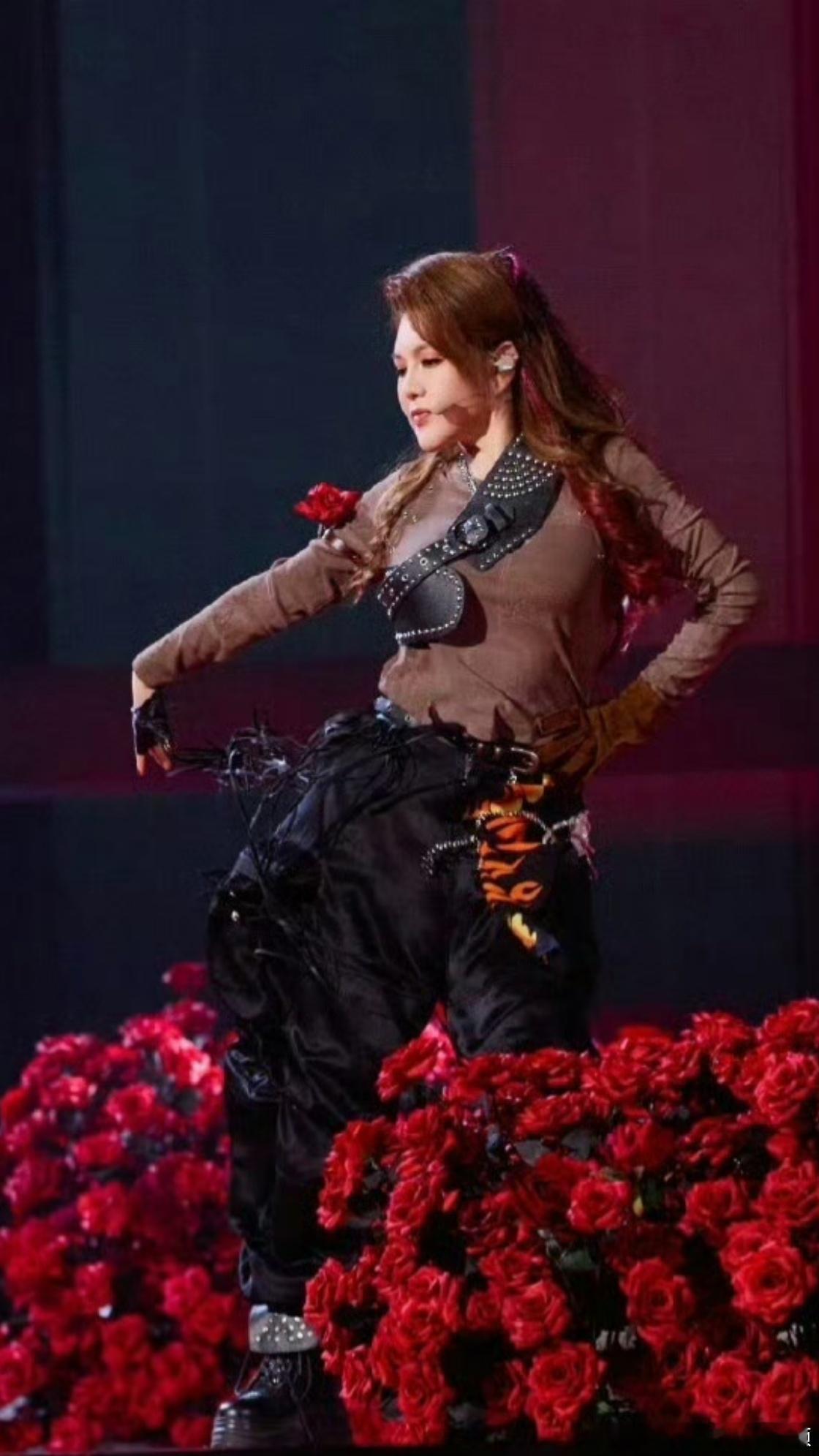 娜姐的“小图雅”一出口，全网秒变柠檬精。这波姐妹情我先嗑为敬！谢娜叫乌兰图雅小图