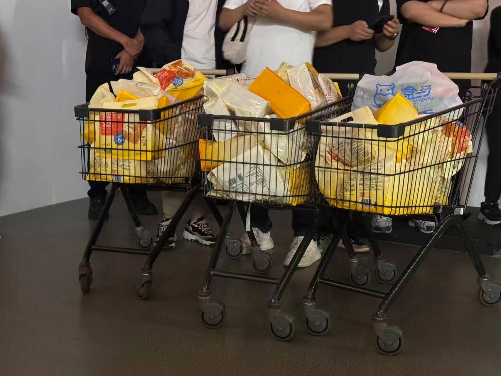 追虞书欣不仅有饭撒，还有撒饭[捂嘴哭][捂嘴哭][捂嘴哭] ​​​