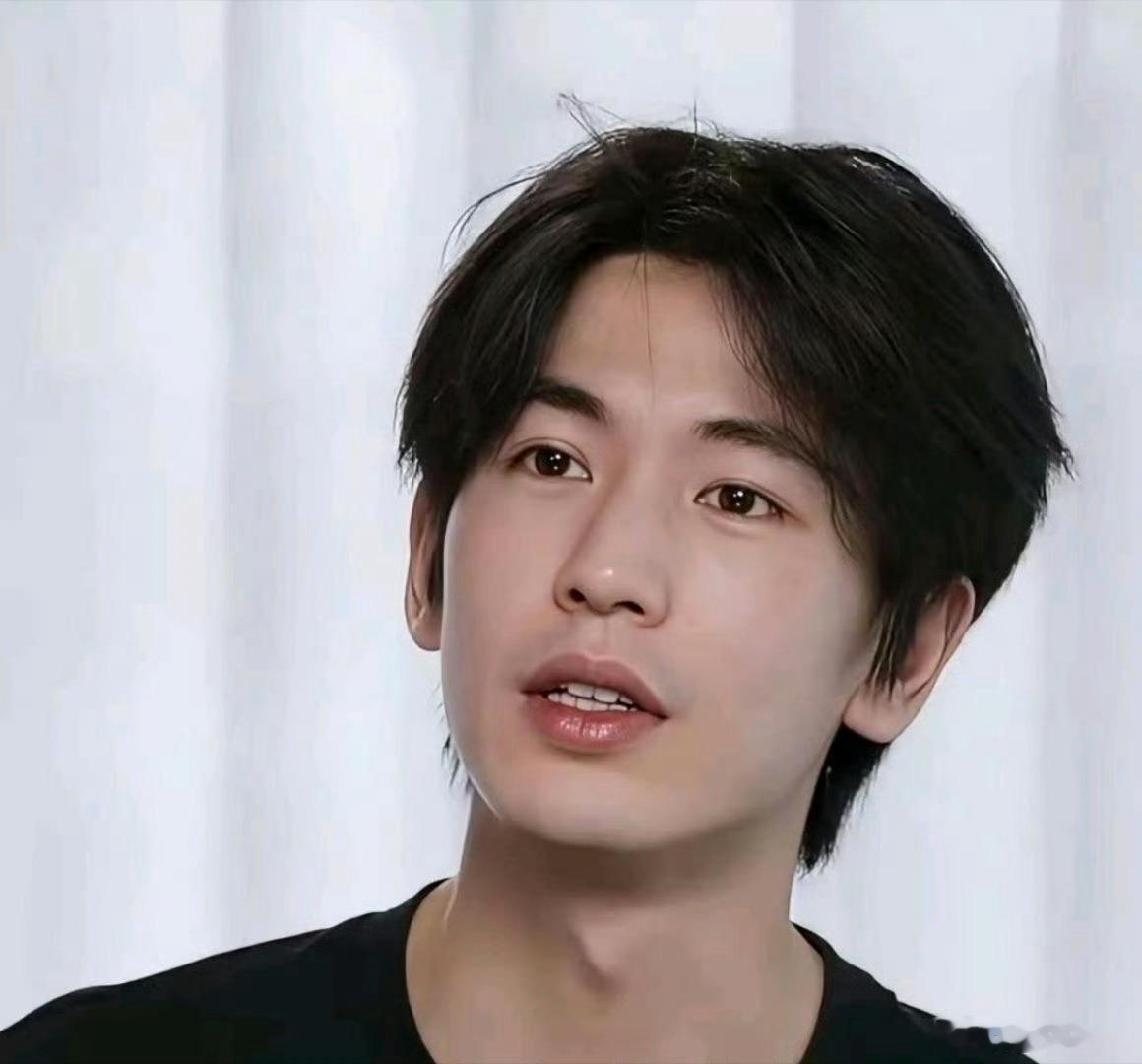 张凌赫 妆前后差距大吗？ 
