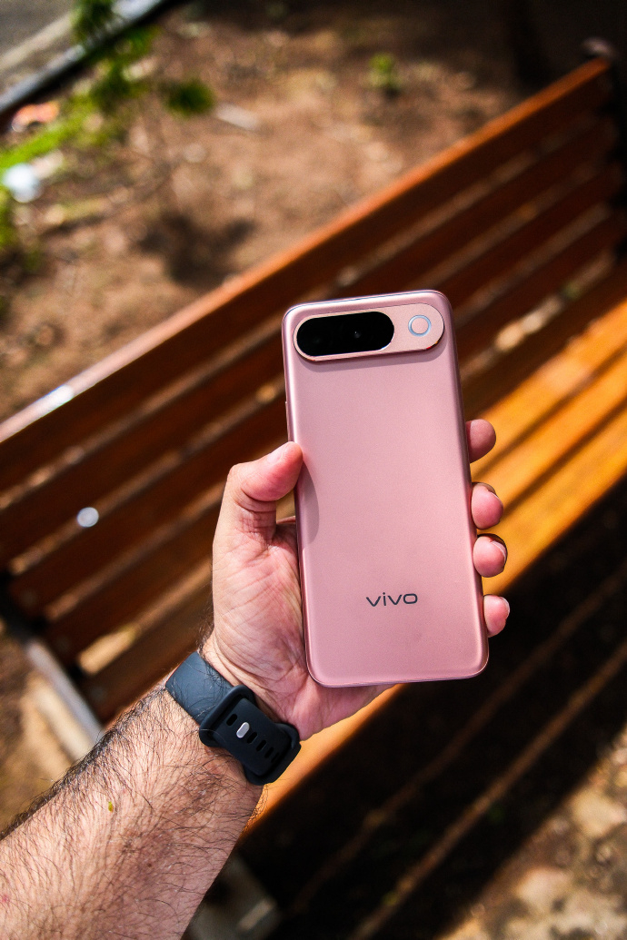印度快要上市的vivo T5 5G粉色相机DECO也采用了横向设计U1S1这个颜