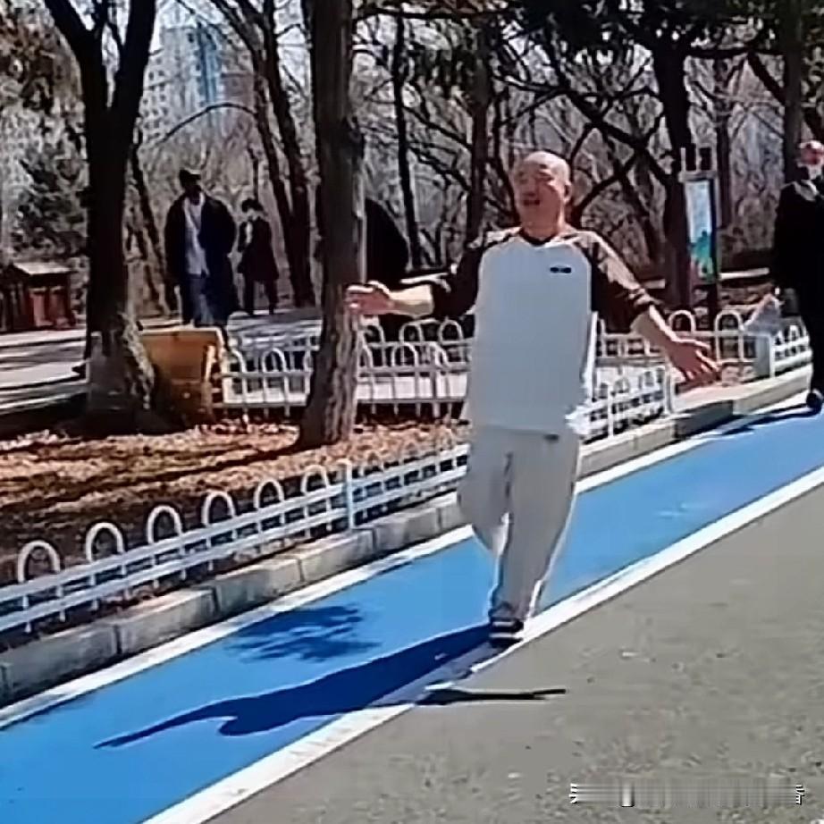 刘能和谢广坤是《乡村爱情》里最爱显摆闹腾的两个人，也是我最偏爱的两个角色。我追《