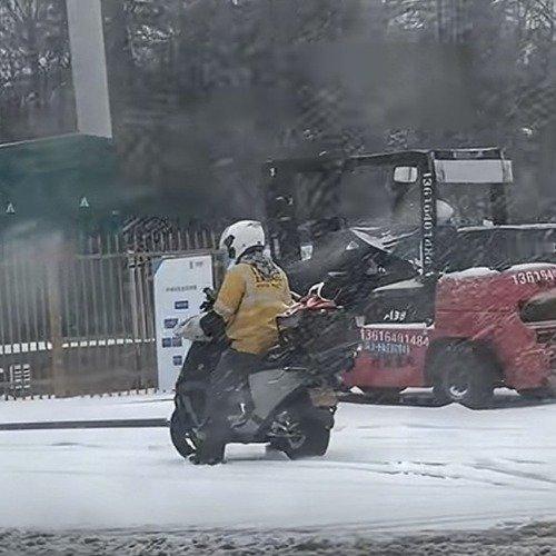 顾客为暴雪中的外卖员递热水和毛巾  济南大雪天中，外卖小哥为送餐辛勤努力，外卖用