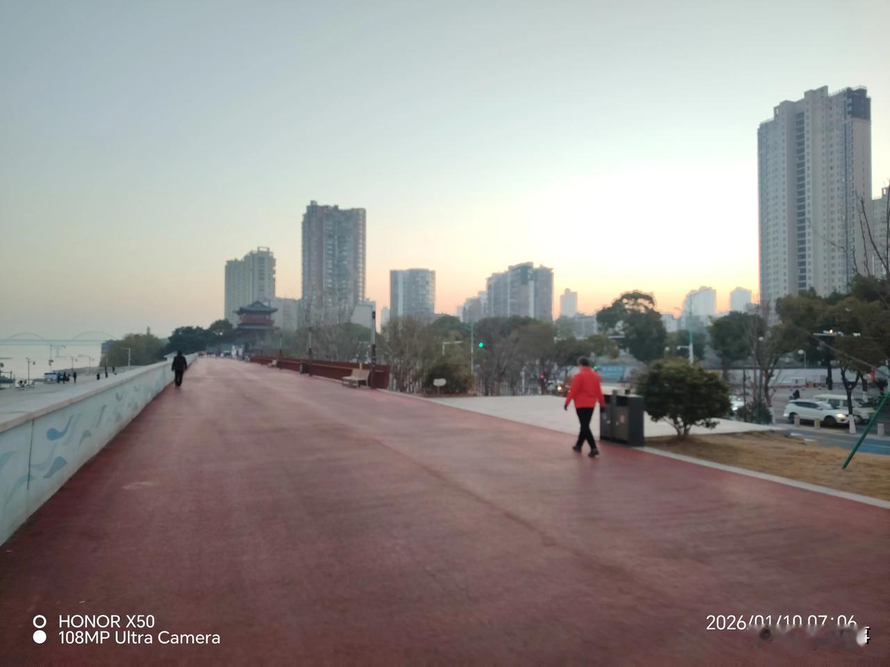 记录我的20262026年1月10日长江岸边晨练