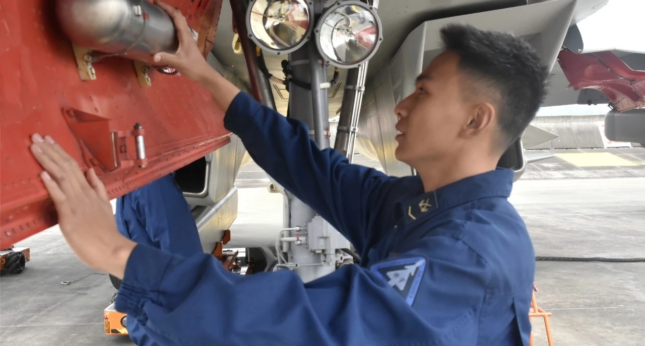 “剑锋劲旅”歼-16D烽火问鼎计划制胜空天