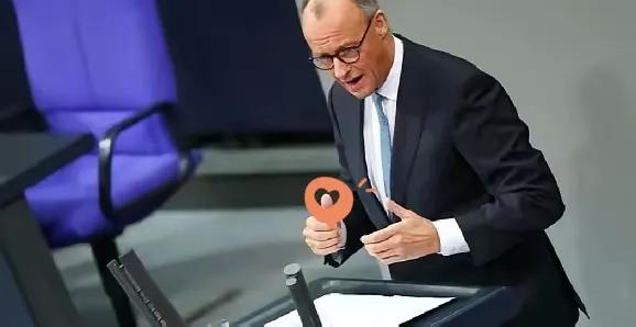 昨天国际舆论直接被德国总理默茨的操作炸翻了，在德国联邦议院的公开辩论上，他当着全