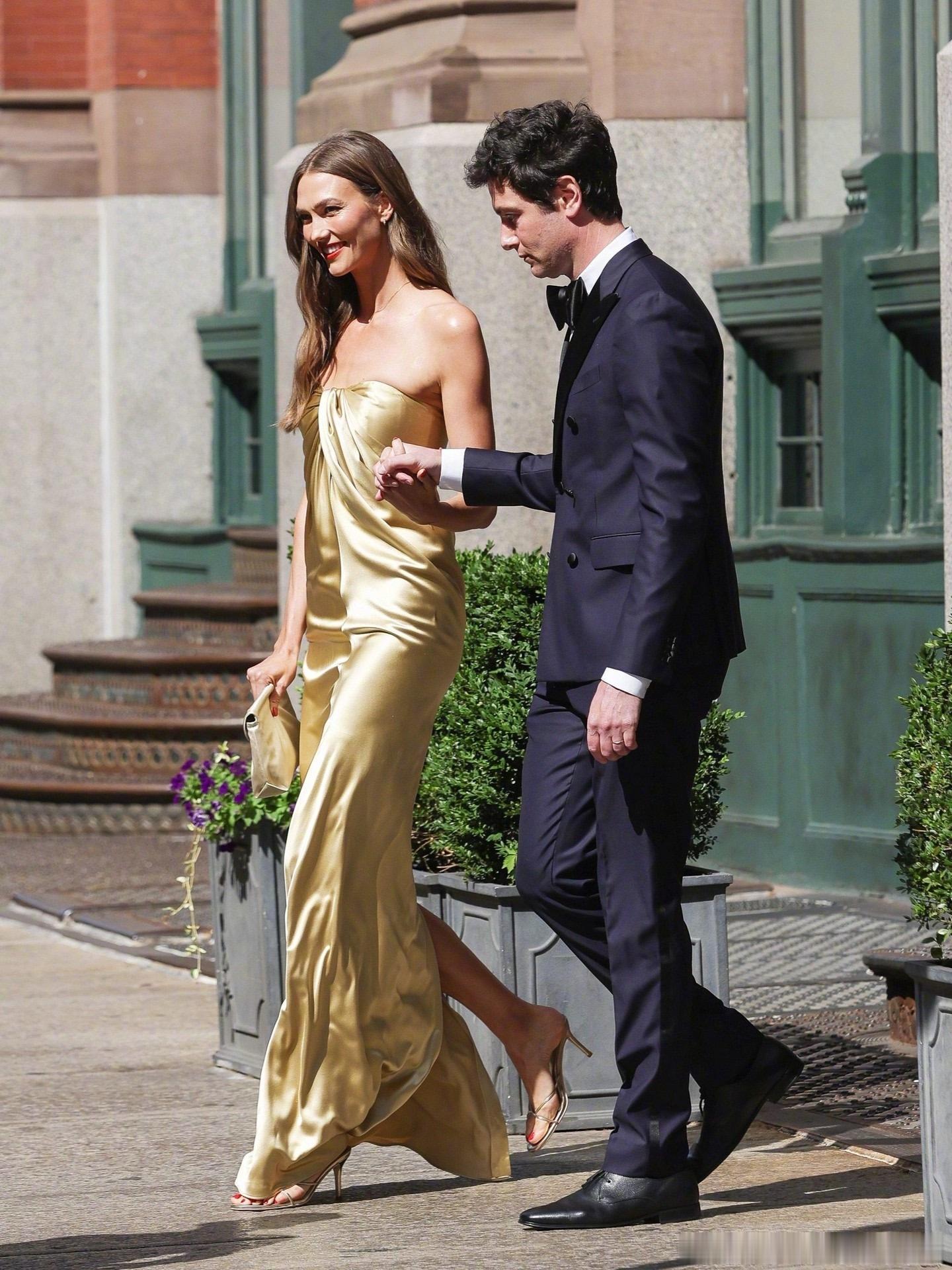 KarlieKloss出席霉霉世纪婚礼超模Karlie Kloss惊喜现身Tay