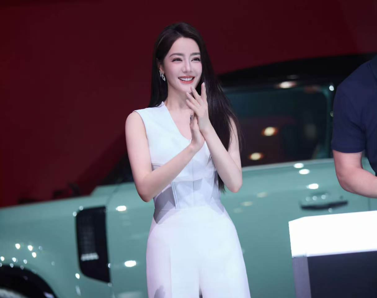 迪丽热巴 路虎卫士 路虎这次选代言人眼光真准，迪丽热巴成为首位华人女性全驭代言人