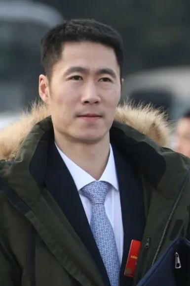 有些问题不懂就问。

为什么百年世乒赛这么重要的赛事，国乒男队又面临如此困境，作