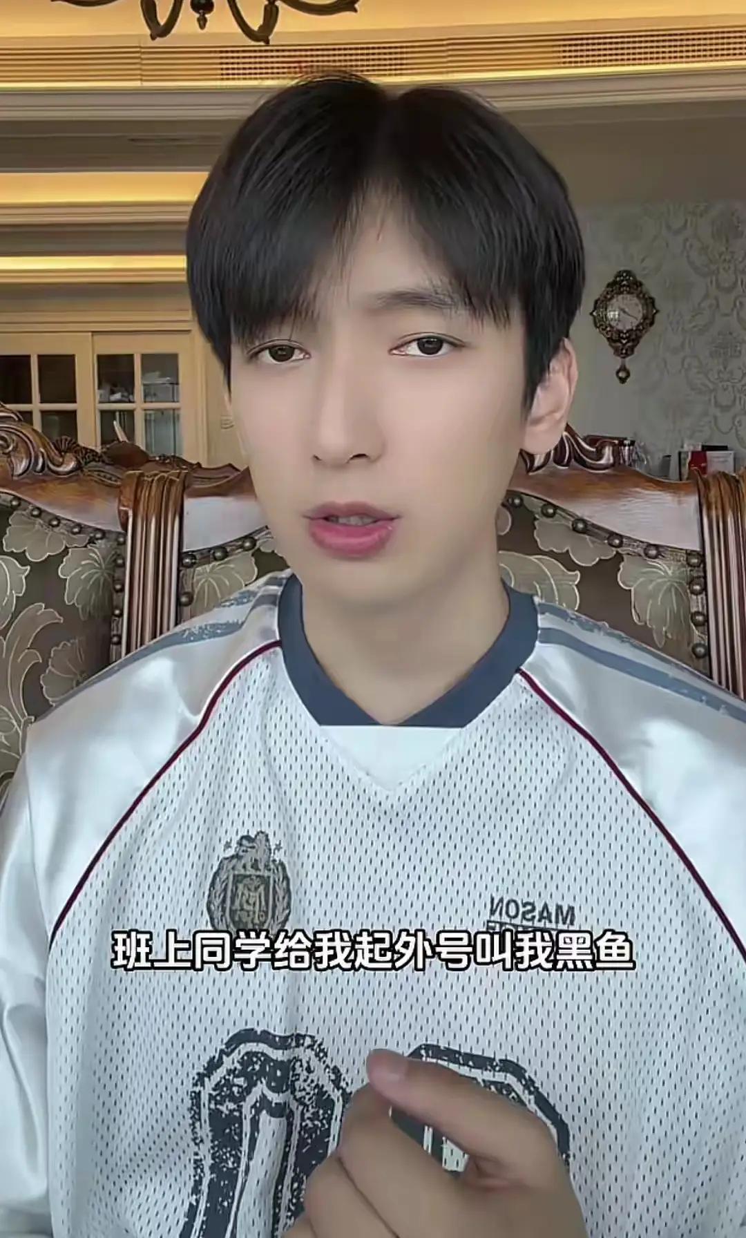黄一鸣的男朋友小虞老师，第二次出来直播时，说了一句话便惹火上身。


小虞老师提