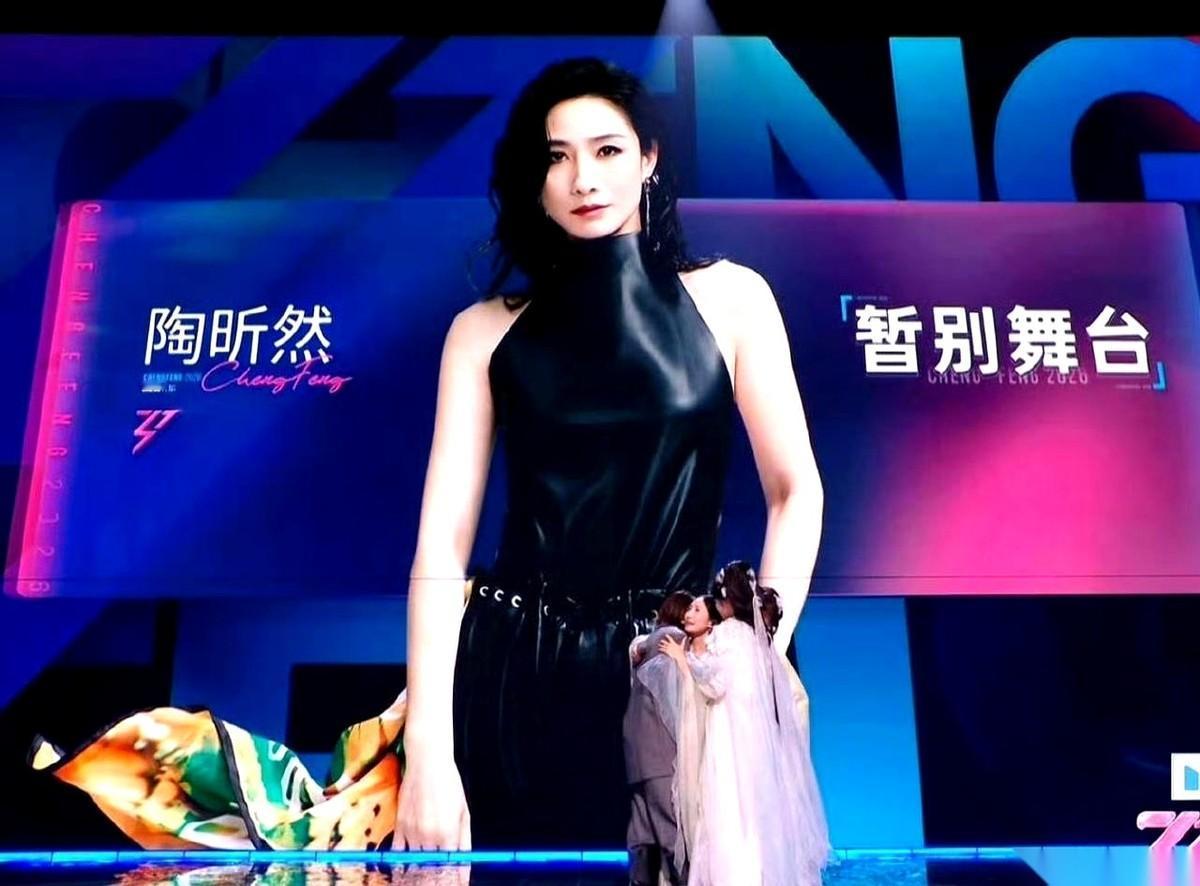 那档爆火的姐姐综艺，淘汰人真是越来越邪门了。
前一秒，陶昕然她们组刚拿下全场第二