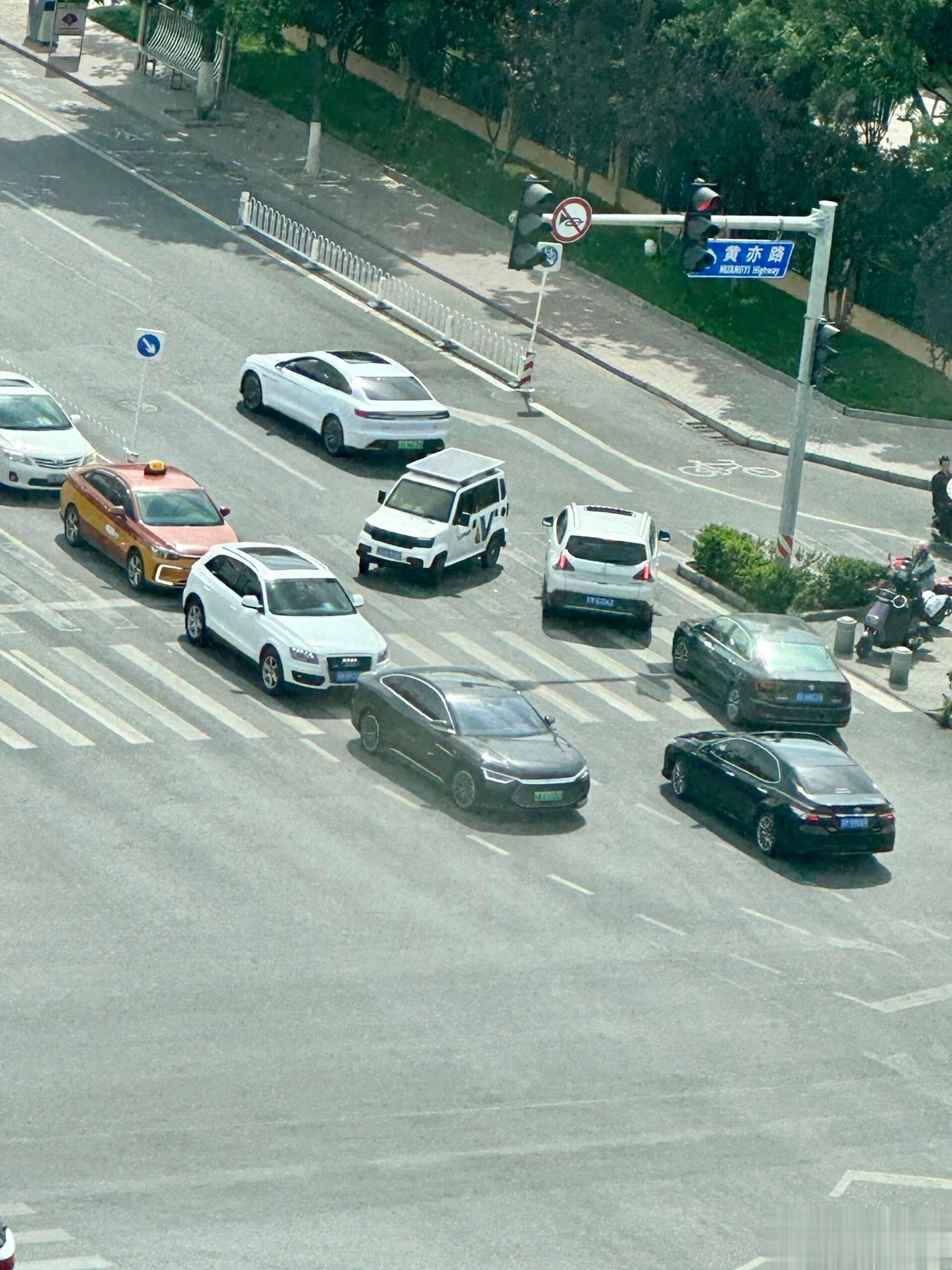 #堵车时第一辆车在干嘛##汽场全开# 堵车的尽头，你永远不知道道路的尽头到底发生