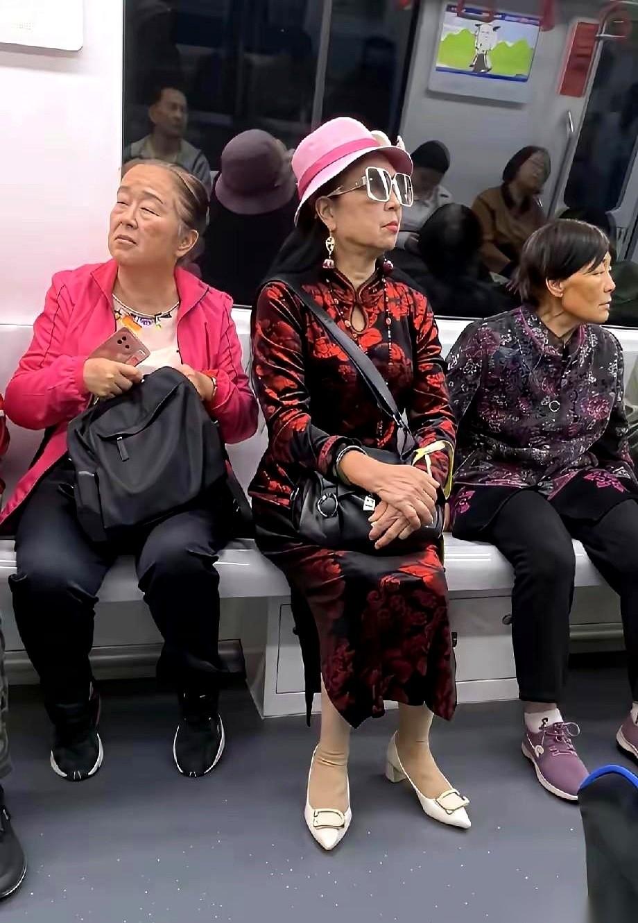 蓝衣服大妈一个箭步，手往前猛地一送，对面穿粉衣的脚下没站稳，直接被推得往后退了好