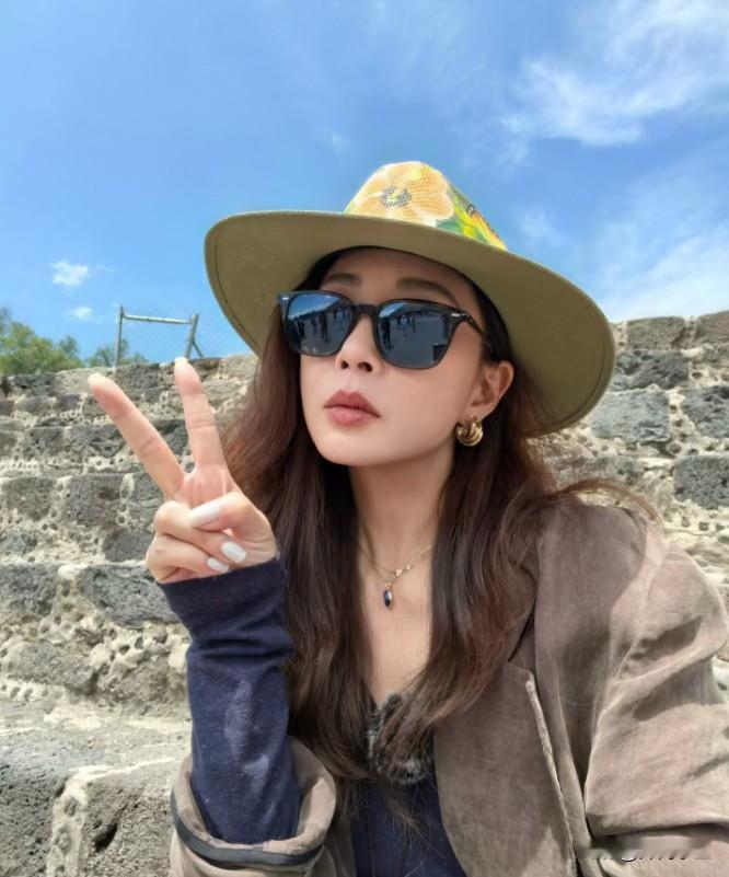 殷桃《花少》墨西哥旅行随拍火了！

一身内搭深色打底，外披一件复古棕外套，下身搭