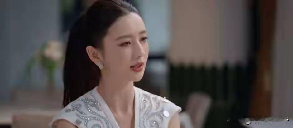 佟丽娅回应上春晚谣言，是几个人都接到了春晚主持人邀请，而且是提前一两个月接到的。