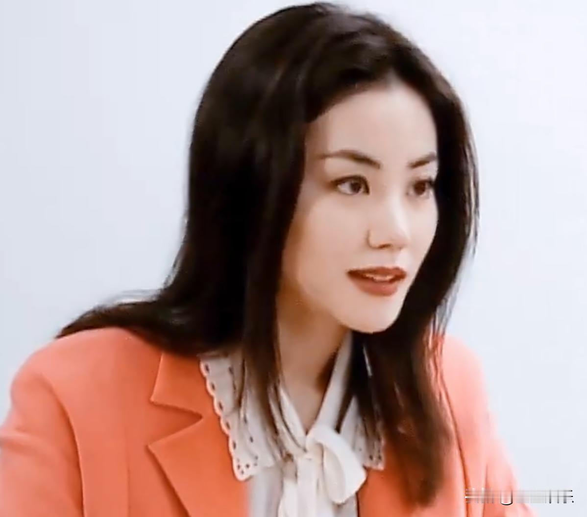 我知道王菲可是圈内公认的大美人，但为啥我总觉得她又美又不美的感觉呢？
单看五官气