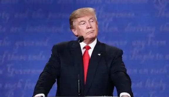 万万没想到，等来的不是高市的道歉，而是特朗普站在全世界面前，一字一句地宣布：“永