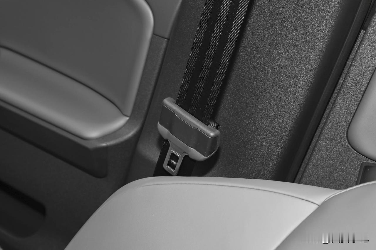 今天，我和西安西部车城4S店上班的同学聊天，他说了一个车市消息：

13.78万