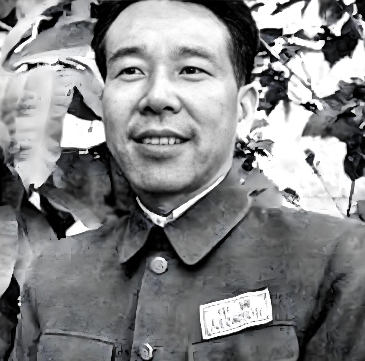 费四金是黄永胜的贴身警卫参谋，因九一三事件后的审讯坚守实事求是底线被记载于史料，