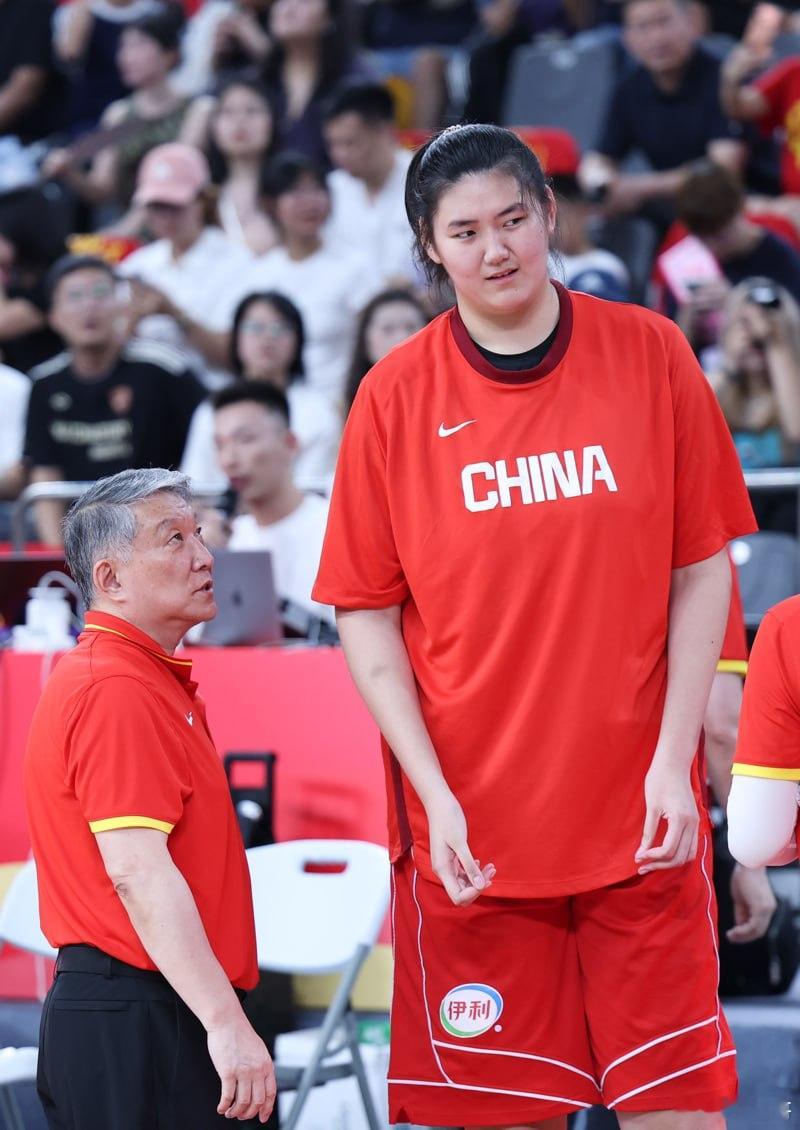 中国女篮61：94美国女篮，对中国女篮打分评价如下：1、张子宇8.5分打得挺好！