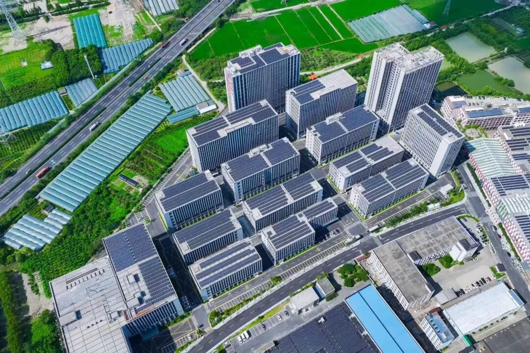 【宁波在屋顶上安装近半个三峡水电站】8月12日10时，浙江宁波前湾新区宁波科学中