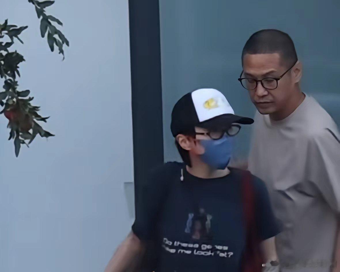 李嫣和窦靖童宋妍霏聚餐！身材太瘦了，薄薄的一片，兔唇一点也看不出来，现在太像王菲