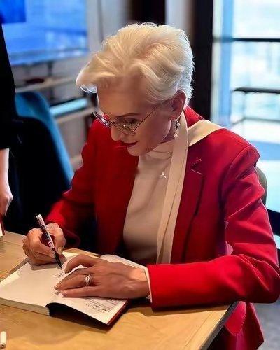 70多岁依然活得超飒！马斯克妈妈来中国后，疯狂吐槽美国谁懂啊！马斯克的妈妈梅耶·