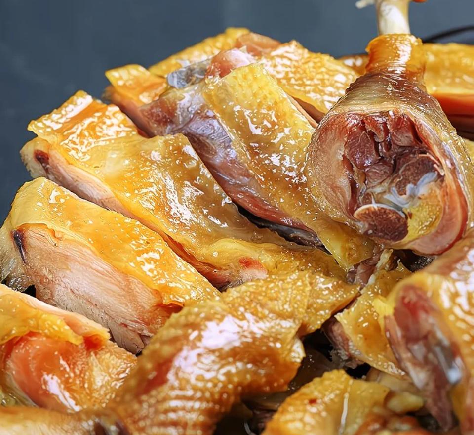 腊鸡家常烹饪做法

腊鸡本身经过腌制风干，风味浓郁，常见的做法以蒸、焖、炒为主，